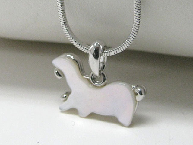MADE IN KOREA WHITEGOLD PLATING MOTHER OF PEARL SEAL PENDANT NECKLACE