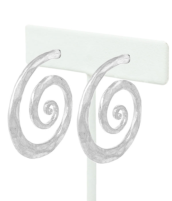 HAMMERED METAL SWIRL HOOP EARRING