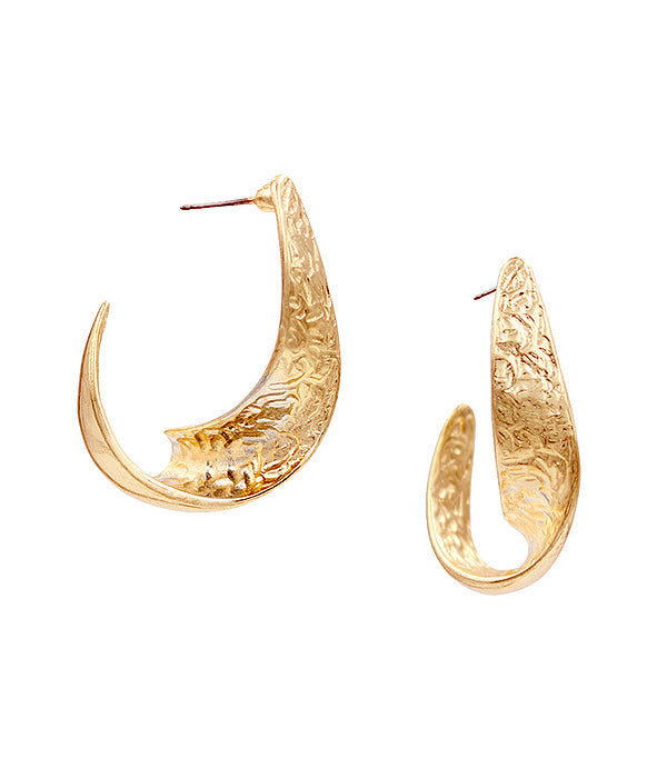 METAL PLEAT CURVED EARRING