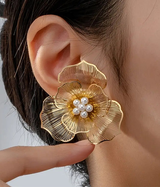 PEARL CENTER FLOWER EARRING