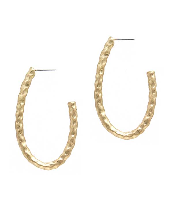 TEXTURED METAL OVAL HOOP EARRING