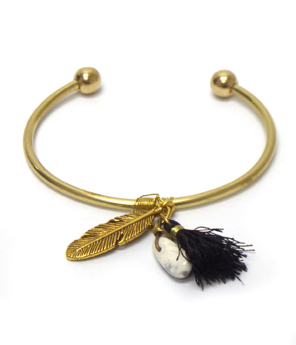 CHARM STONE AND FEATHER METAL BANGLE BRACELET