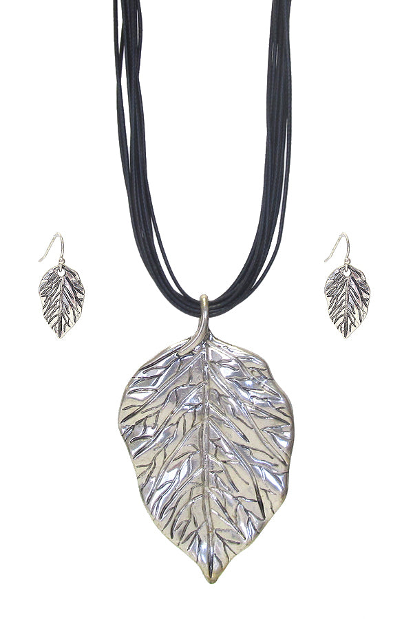 TEXTURED LEAF PENDANT NECKLACE SET