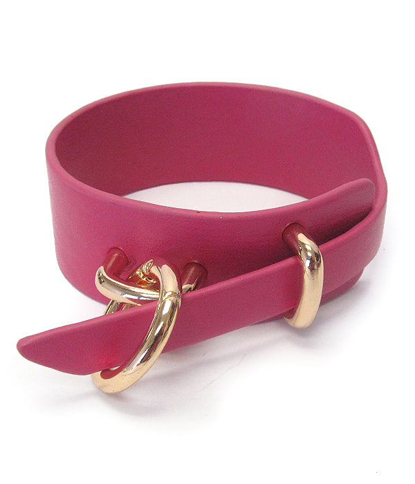 FAUX LEATHER AND METAL RING BRACELET